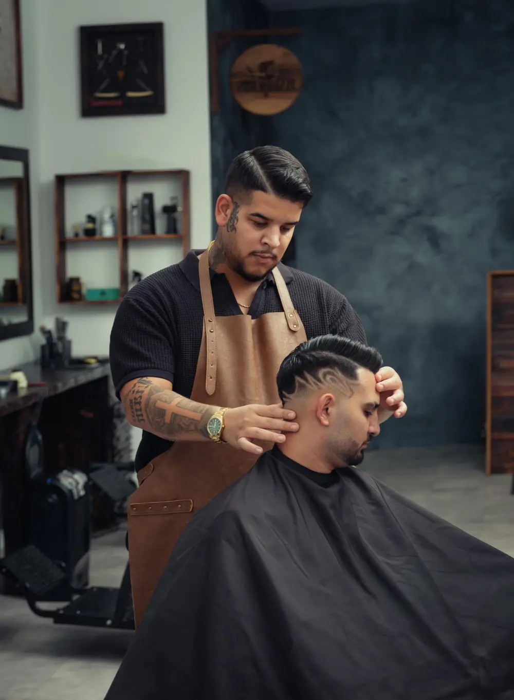 Ornamentálny strih – barber pri práci v BARBERIS